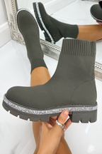 Sprankelende soklaarzen met chunky zool in khaki kleur.