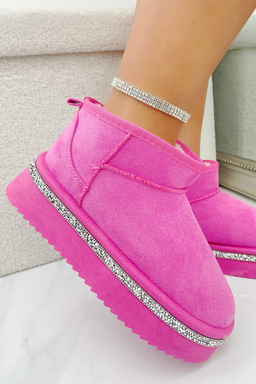 Sprankelende fuchsia snugg boots met platform en nepbont voering. 3