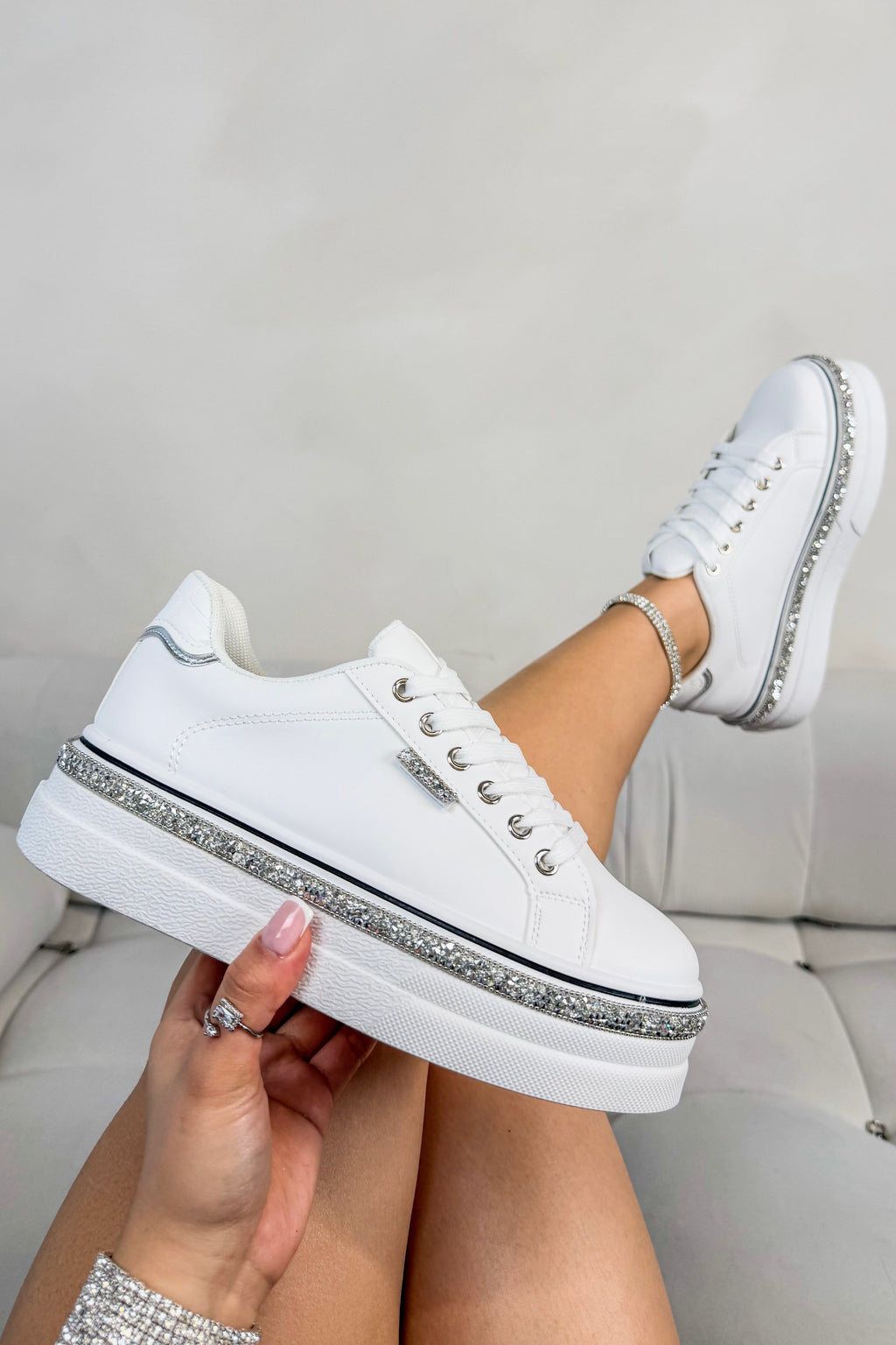 Sprankelende witte wedge trainers met kristal trim.