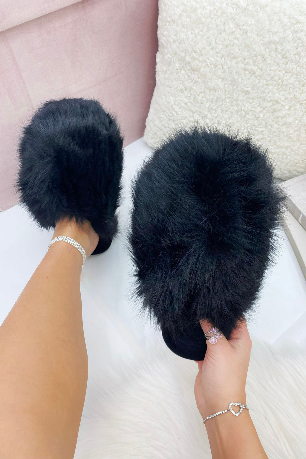 Ultieme Cosy Fluffy Slippers in luxe zwart voor comfortabel loungen.