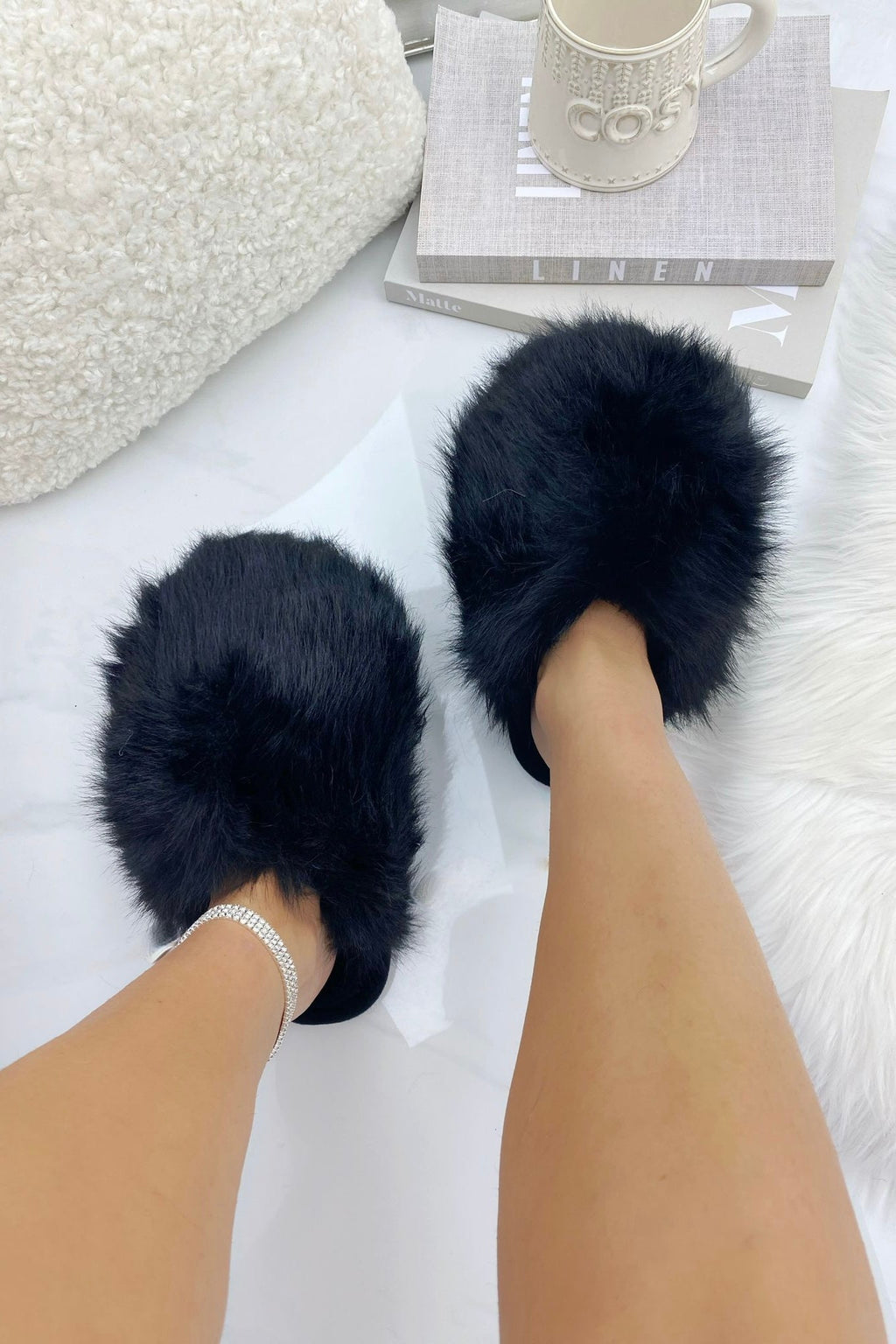 Ultieme Cosy Fluffy Slippers in luxe zwart voor comfortabel loungen. 2