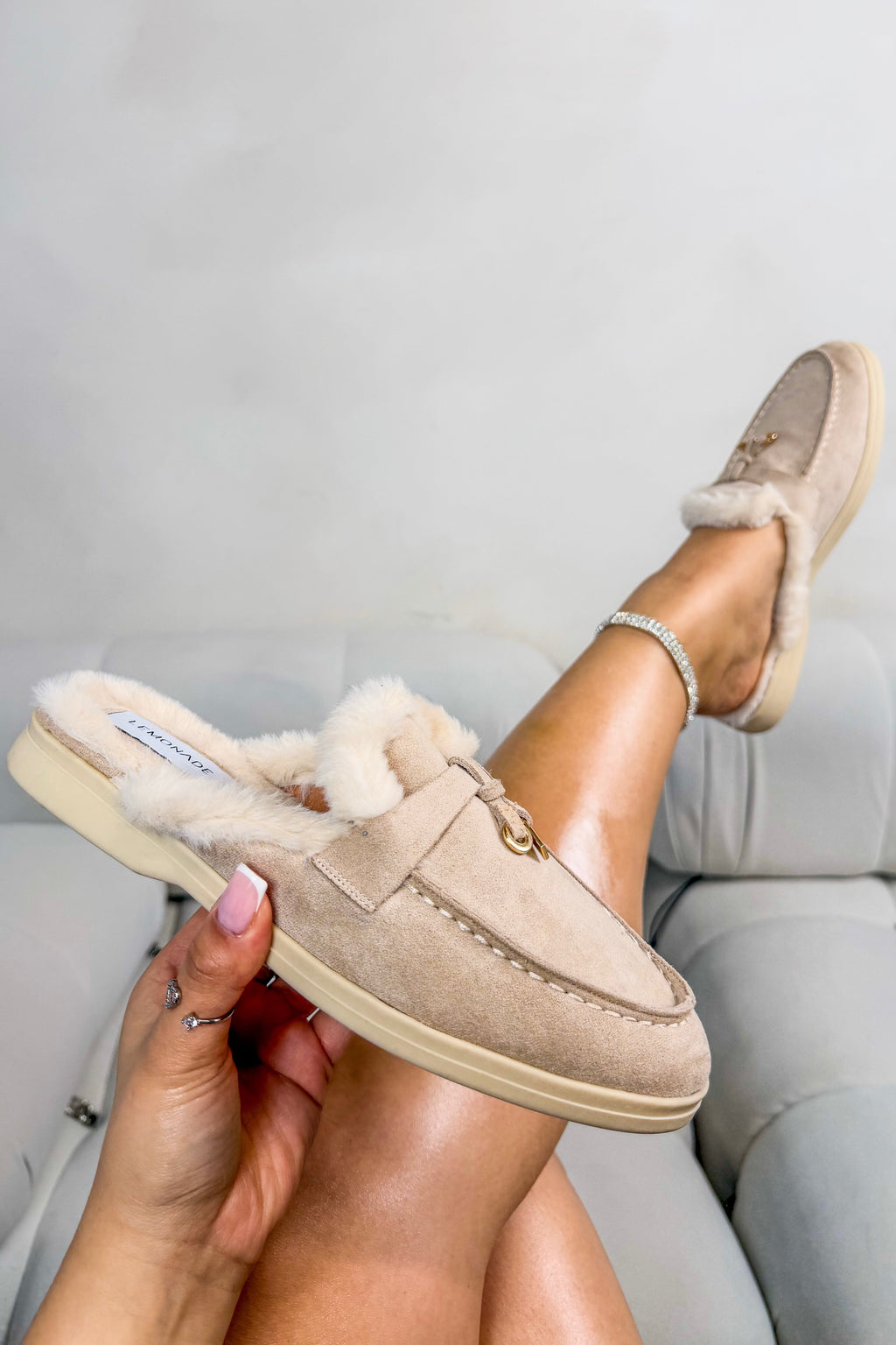 Luxe Velvet Crush Slip On Clog Mules in Nude kleur.