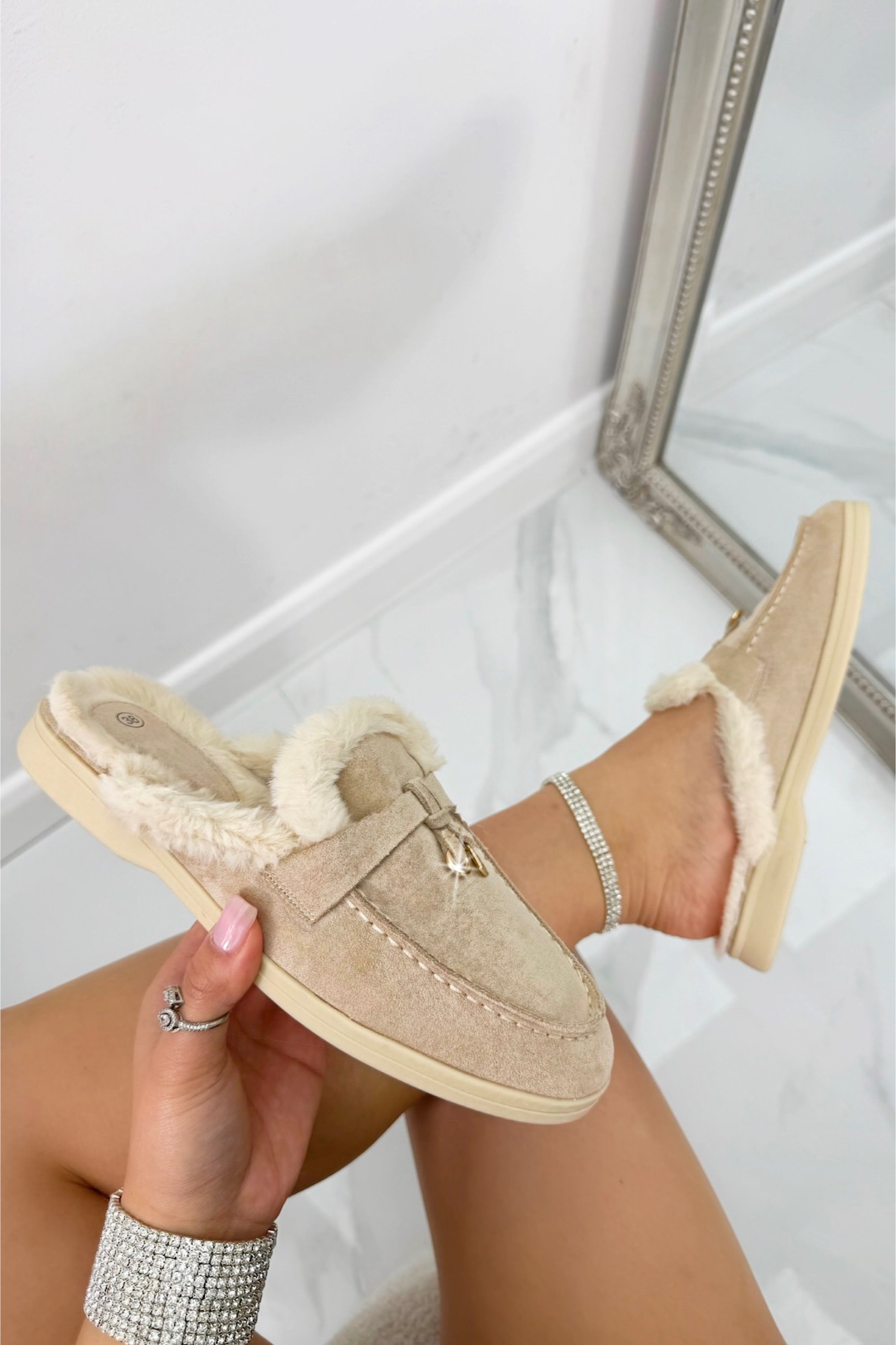 Luxe Velvet Crush Slip On Clog Mules in Nude kleur. 3