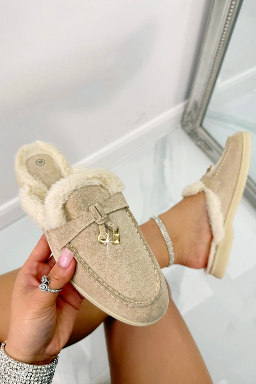 Luxe Velvet Crush Slip On Clog Mules in Nude kleur. 4