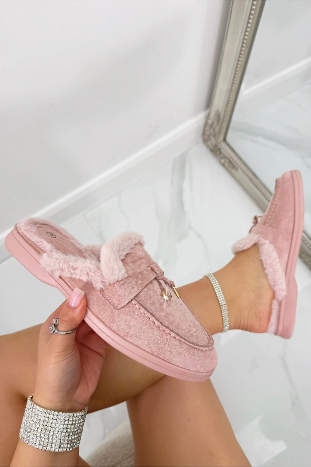 Luxe roze fluwelen instapmuilen met nepbont. 3