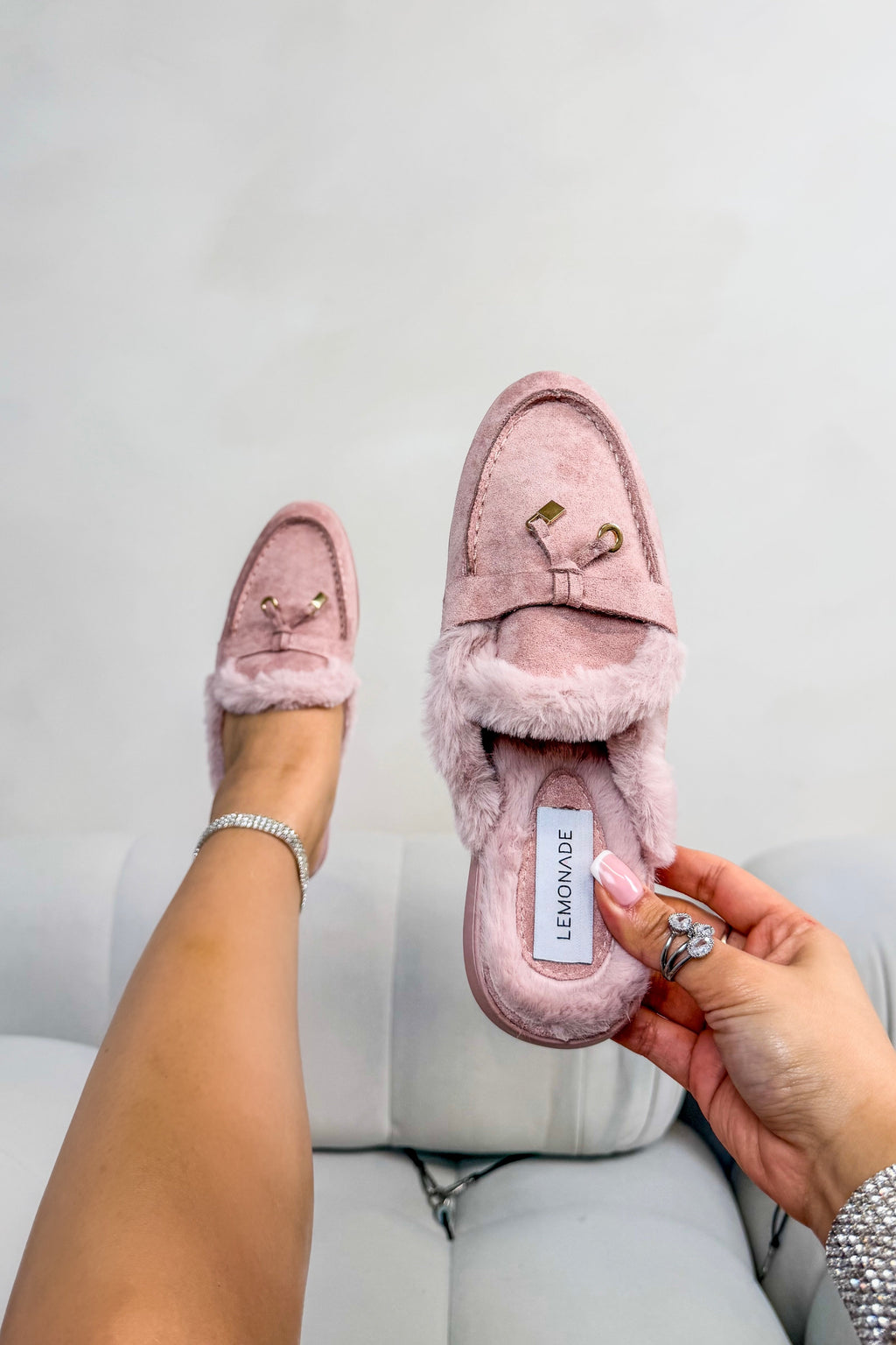 Luxe roze fluwelen instapmuilen met nepbont. 4