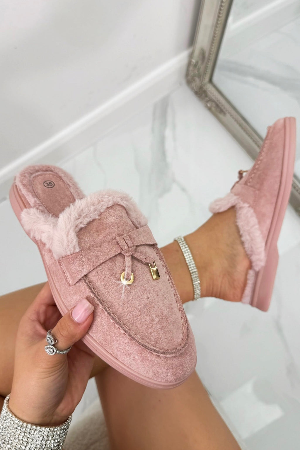 Luxe roze fluwelen instapmuilen met nepbont. 5
