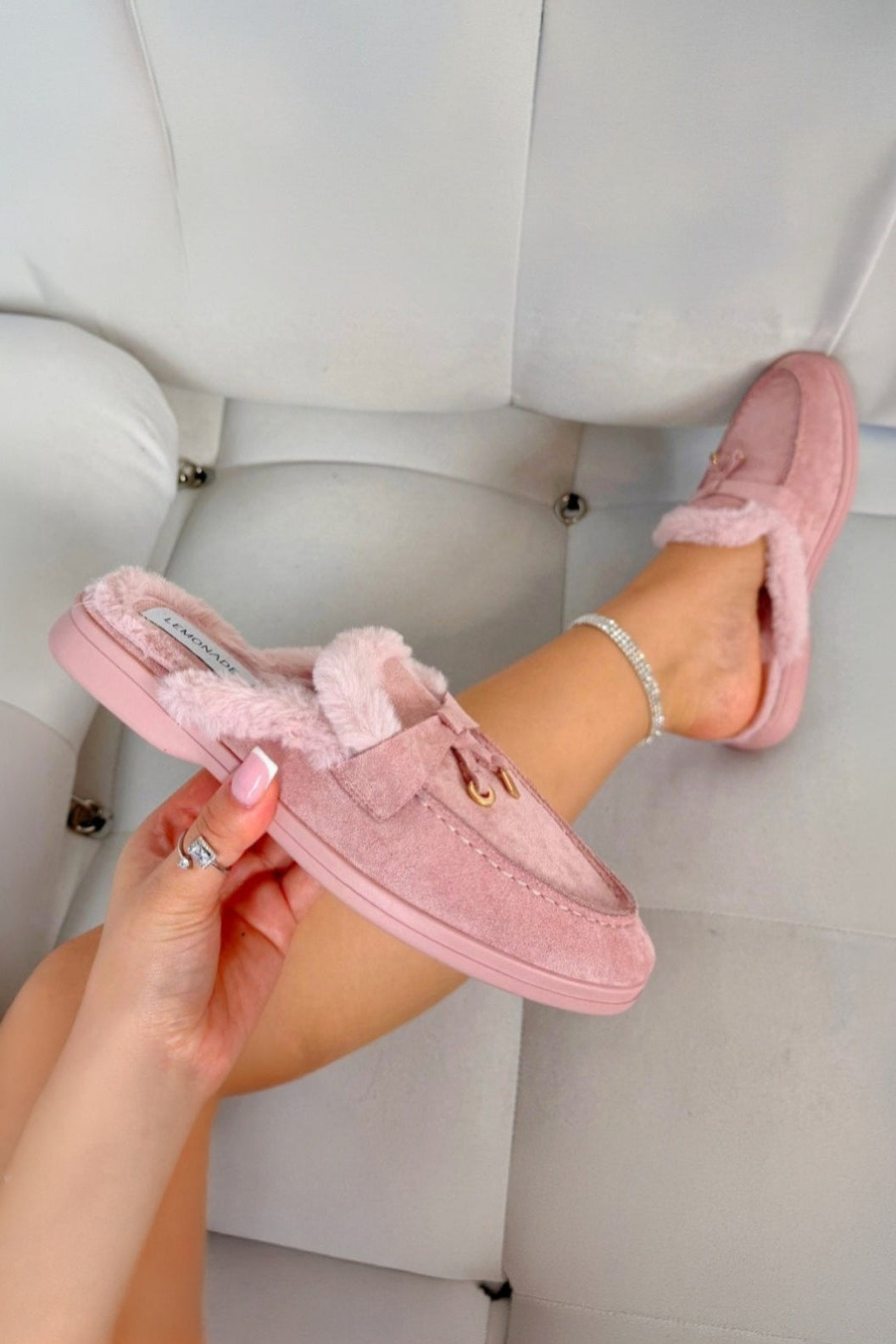 Luxe roze fluwelen instapmuilen met nepbont. 8