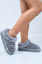 Zachte grijze slippers met crystal trim 6