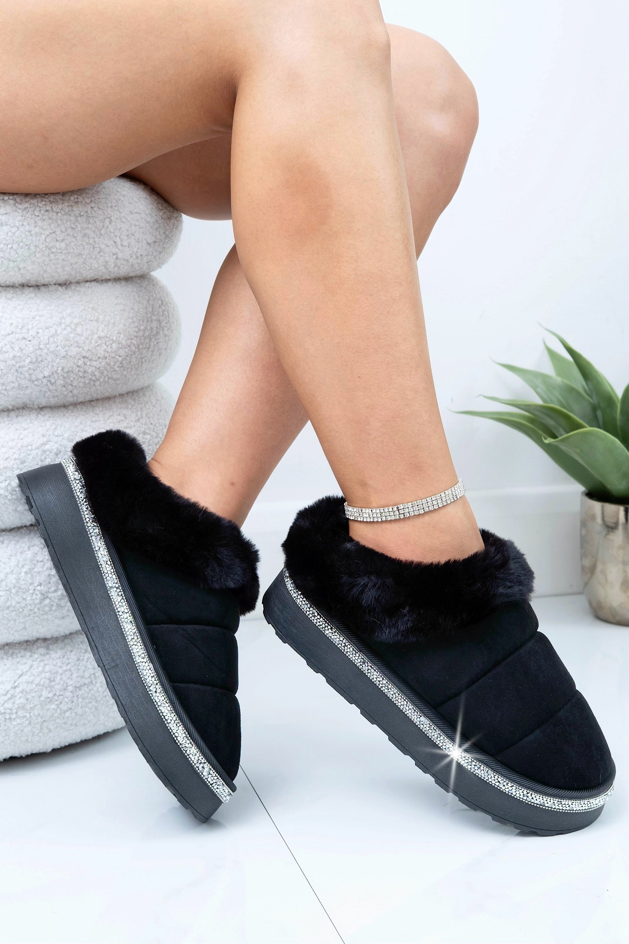 Zachte slippers met crystal trim in zwart. 2