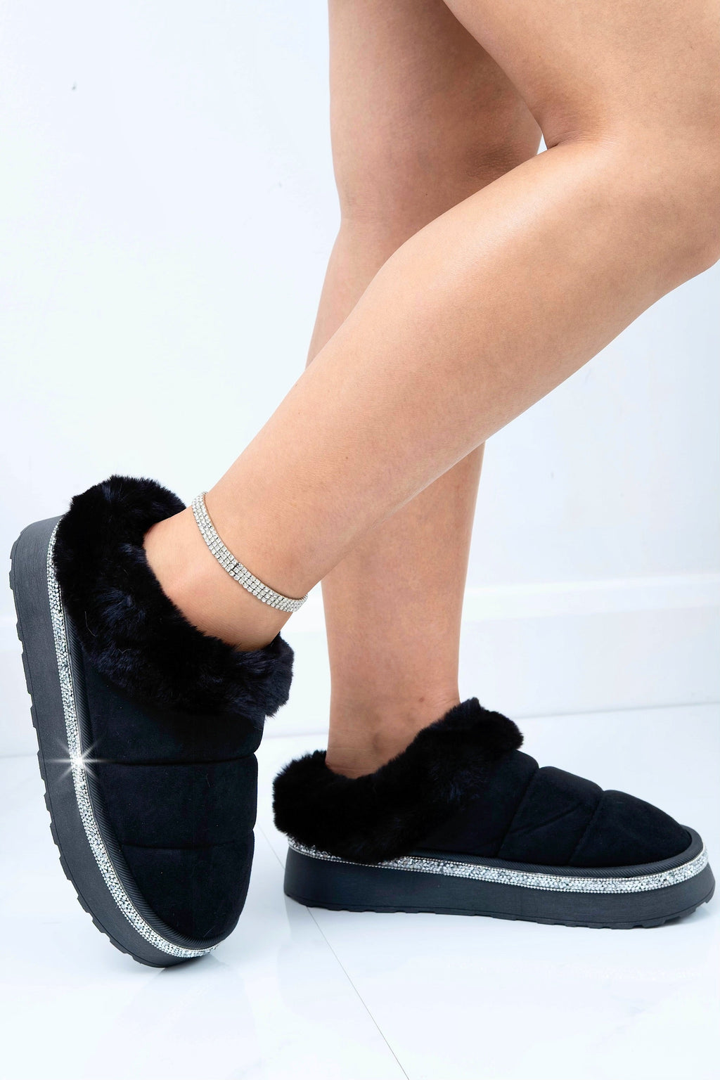 Zachte slippers met crystal trim in zwart. 3