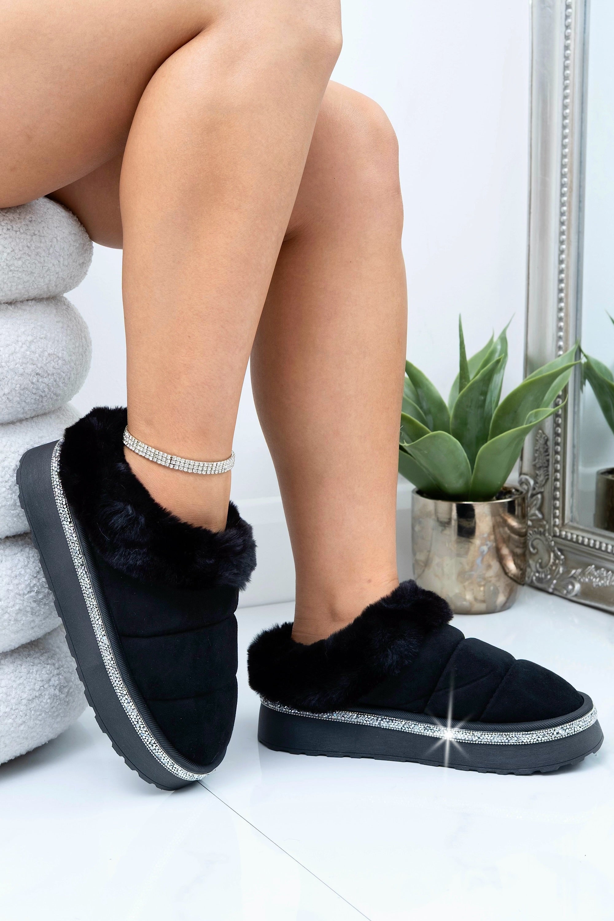 Zachte slippers met crystal trim in zwart. 5